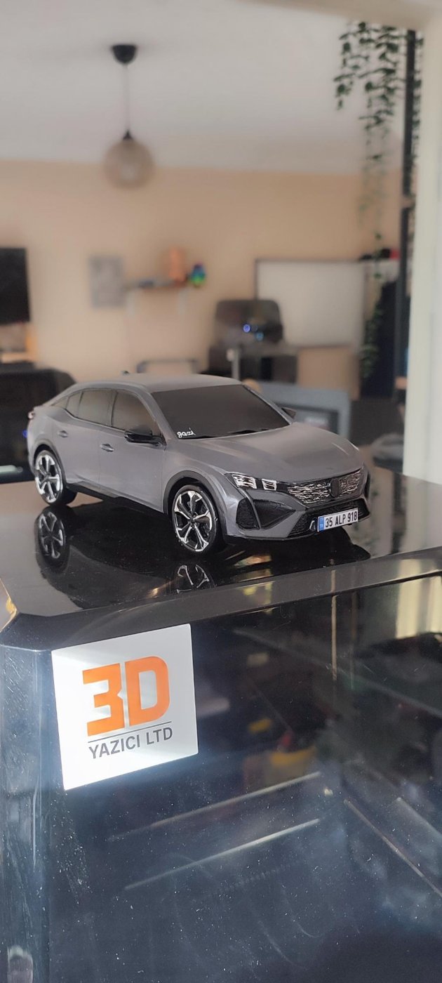 Ön camına isme özel yazı işlenmiş araç modeli